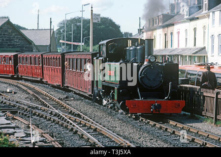 Locomotiva a vapore alpinista a Porthmadog stazione ferroviaria sulla ferrovia Ffestiniog, Porthmadog a Blaenau Ffestiniog, Gwynedd, il Galles del Nord Foto Stock