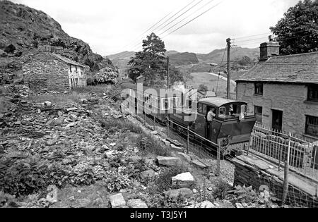 Locomotiva a vapore alpinista rendendo il suo modo attraverso Blaneau Ffestiniog sul Ffestiniog Railway, Porthmadog a Blaenau Ffestiniog, Gwynedd, il Galles del Nord Foto Stock