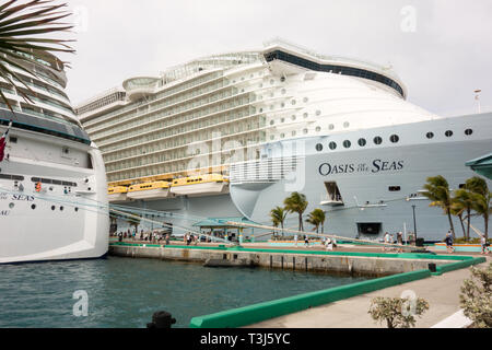 Oasi dei mari di proprietà di Royal Caribbean International è essere ancorata a Nassau cruise port terminal in Bahamas. Foto Stock