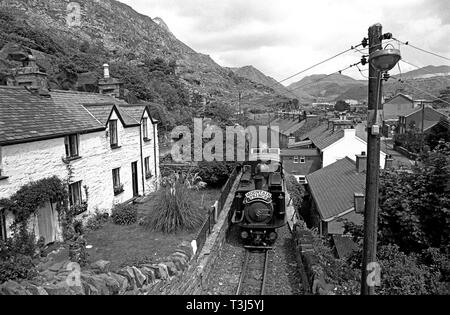 Locomotiva a vapore alpinista rendendo il suo modo attraverso Blaneau Ffestiniog sul Ffestiniog Railway, Porthmadog a Blaenau Ffestiniog, Gwynedd, il Galles del Nord Foto Stock