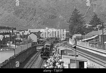 I passeggeri in attesa per la locomotiva a vapore alpinista a Blaenau Ffestiniog stazione ferroviaria sulla ferrovia Ffestiniog, Porthmadog a Blaenau Ffestiniog, Gwynedd, il Galles del Nord Foto Stock