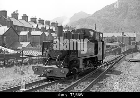 Locomotiva a vapore alpinista a Blaenau Ffestiniog stazione ferroviaria sulla ferrovia Ffestiniog, Porthmadog a Blaenau Ffestiniog, Gwynedd, il Galles del Nord Foto Stock