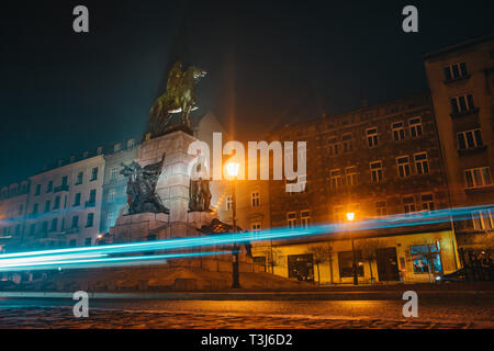 Grunwald monumento in Cracovia in Polonia. Crepuscolo illuminato Shot con esposizione lunga Foto Stock