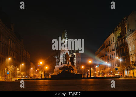 Grunwald monumento in Cracovia in Polonia. Crepuscolo illuminato Shot con esposizione lunga Foto Stock