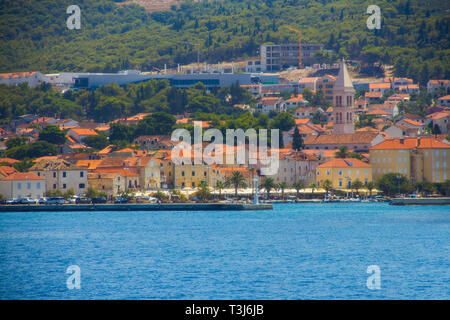 Città di Supetar nell isola di Brac , Croazia . Vista dal mare. Vista panoramica sul porto della città . Foto Stock