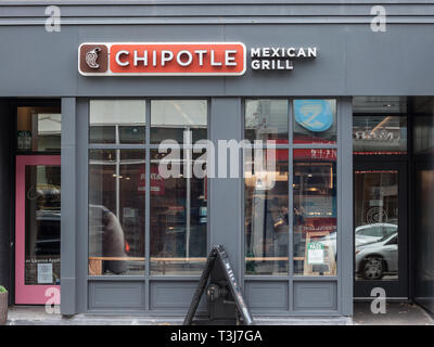 TORONTO, Canada - 13 novembre 2018: Chipotle logo nella parte anteriore del loro ristorante a Toronto, Ontario. Chipotle è un americano di fast food brand specializ Foto Stock