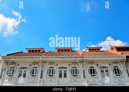 Vista frontale della tradizionale o Peranakan stretto cinese di Singapore shop esterno della casa con esclusive finestre ovali nella storica Little India Foto Stock