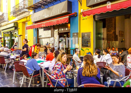 Valencia Spagna persone fuori Cafe Bar Sants Joan's marciapiede Vista città città Vecchia mangiare Ciutat Vella quartiere Valencia Tapas bar Spagna Foto Stock