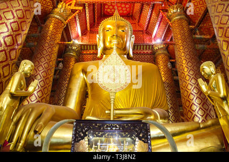 Golden grande statua del Buddha in Wat Phananchoeng, Ayutthaya, Thailandia. Foto Stock