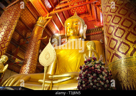 Golden grande statua del Buddha in Wat Phananchoeng, Ayutthaya, Thailandia. Foto Stock
