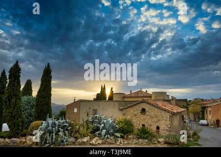 Villaggio di montagna al tramonto con il cielo nuvoloso, Tourtour, Departement Var, regione Provence-Alpes-Côte d'Azur, in Francia meridionale, Francia Foto Stock