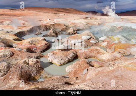 Sol de Manana Geysir, 4.861 m di altitudine, di confine per il Cile, Ande, Departamento Potosí, Bolivia Foto Stock