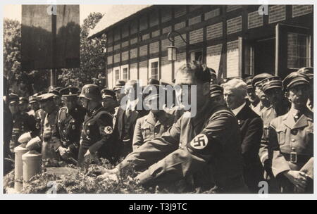 Rudolf Heß, cinque dono album fotografici Hannover, Brunswick, Westfalia ecc. Album di foto n. 1 dato da Hartmann Lauterbacher, Gauleiter del Sud Hanover-Brunswick e rappresentante di Baldur Von Schirach. Con le foto di Lauterbach's inaugurazione in Brunswick il 19 gennaio 1941, 23 foto, pelle in rilievo il coperchio. Album di foto n. 2 dato dalla Brunswick Ministro Presidente Dietrich Klagges il 26 aprile 1937, con la sua firma manoscritta. Di grandi dimensioni album, 106 pagine, numerose foto, descrizione del rinnovamento di Enrico il Leone la tomba nella cattedrale di Brunswick. Foto al, Editorial-Use-solo Foto Stock