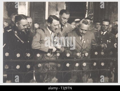 Rudolf Heß, cinque dono album fotografici Hannover, Brunswick, Westfalia ecc. Album di foto n. 1 dato da Hartmann Lauterbacher, Gauleiter del Sud Hanover-Brunswick e rappresentante di Baldur Von Schirach. Con le foto di Lauterbach's inaugurazione in Brunswick il 19 gennaio 1941, 23 foto, pelle in rilievo il coperchio. Album di foto n. 2 dato dalla Brunswick Ministro Presidente Dietrich Klagges il 26 aprile 1937, con la sua firma manoscritta. Di grandi dimensioni album, 106 pagine, numerose foto, descrizione del rinnovamento di Enrico il Leone la tomba nella cattedrale di Brunswick. Foto al, Editorial-Use-solo Foto Stock