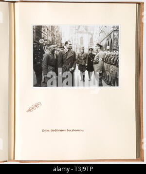 Rudolf Heß, cinque dono album fotografici Hannover, Brunswick, Westfalia ecc. Album di foto n. 1 dato da Hartmann Lauterbacher, Gauleiter del Sud Hanover-Brunswick e rappresentante di Baldur Von Schirach. Con le foto di Lauterbach's inaugurazione in Brunswick il 19 gennaio 1941, 23 foto, pelle in rilievo il coperchio. Album di foto n. 2 dato dalla Brunswick Ministro Presidente Dietrich Klagges il 26 aprile 1937, con la sua firma manoscritta. Di grandi dimensioni album, 106 pagine, numerose foto, descrizione del rinnovamento di Enrico il Leone la tomba nella cattedrale di Brunswick. Foto al, Editorial-Use-solo Foto Stock