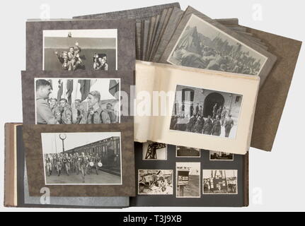 Rudolf Heß, una foto di grandi dimensioni file e tre foto album memoria HJ Foto file con 45 foto (13,4 x 20,8 cm) di una grande tenda HJ camp, ca. 1935/36, visitato da Adolf Hitler, Baldur Von Schirach, Rudolf Heß, Joseph Goebbels e delegati esteri. Album di foto n. 1 per commemorare la visita del Castello Stahleck vicino a Bacharach sul Reno il 12 aprile 1937, 26 foto, la dedizione e la firma del Direttore nazionale della Federazione HJ. Album di foto n. 2 con le immagini di Heß' visita al Reno Youth Hostel Association a Düsseldorf, 23 foto, la dedizione e la firma del HA, Editorial-Use-solo Foto Stock