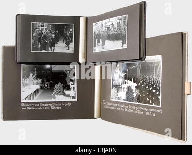 Rudolf Heß, quattro album fotografici Trier, Stoccarda, Württemberg, Memoria Schwindegg album di Heß' viaggio a Trier e Saarburg sul XIX Marzo 1936, 25 ben conservato di grandi dimensioni, foto album di memoria del suo viaggio a Stoccarda durante la campagna 1936, 38 foto di varie dimensioni che documentano il suo Ricevimento in aeroporto, il suo passaggio della guardia d'onore, in auto attraverso la città di Stoccarda, rally in municipio. Album di foto per commemorare il suo incontro con i leader politici del Gau Württemberg/Hohenzollern in Fürth tenda camp in occasione del Reich congresso di partito 1934, 50 , Editorial-Use-solo Foto Stock