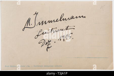 Primo Tenente Max Immelmann (1890 - 1916), firmato un ritratto Emil cartolina cartolina Richter, con la dizione "tenente Immelmann il successo del pilota di caccia", l'immagine con un esposto alla firma sul retro firmato in inchiostro 'M. Il Tenente Immelmann dic. 1915'. Nizza, inizio autografo. Immelmann è già indossa la croce di ferro di prima classe, che precedentemente aveva guadagnato per la sua prima vittoria aerea in agosto 1915. Fino al dicembre 1915 aveva già raggiunto un notevole sette vittorie dell'aria. , 1910s, xx secolo, truppa, truppe delle forze armate, militare, mili, Additional-Rights-Clearance-Info-Not-Available Foto Stock