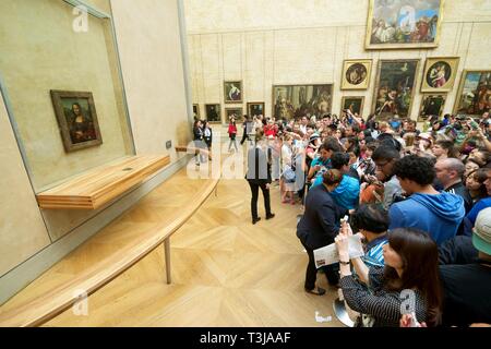 Parigi, Francia - Agosto 22, 2014: turisti fotografare la famosa immagine della Gioconda nel museo del Louvre. Foto Stock