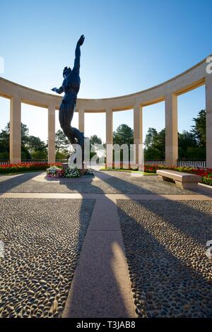 COLEVILLE-SUR-MER, Francia - 23 agosto 2014: le prime luci del giorno illuminano il Memoriale nel Cimitero Americano, vicino a Omaha Beach in Normandia. Foto Stock