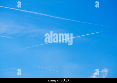 Contrails di aerei in cielo, Baviera, Germania Foto Stock