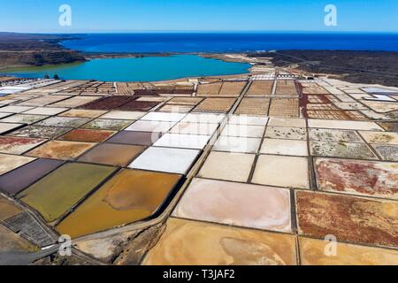 Estrazione del sale impianto, a Salinas de Janubio, vicino a Yaiza, drone shot, Lanzarote, Isole Canarie, Spagna Foto Stock