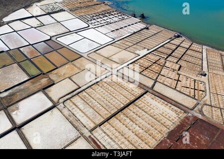 Estrazione del sale impianto, a Salinas de Janubio, vicino a Yaiza, drone shot, Lanzarote, Isole Canarie, Spagna Foto Stock
