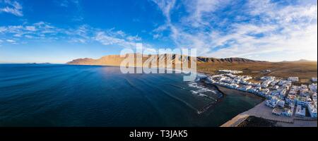 Risco de Famara, Caleta de Famara, sulla sinistra l'isola La Graciosa, drone shot, Lanzarote, Isole Canarie, Spagna Foto Stock