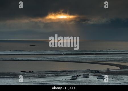 Case di legno, Swedish-Finnish stazione di ricerca Kinnvika nella luce della sera, Murchisonfjord, Nordaustland, Spitsbergen arcipelago Svalbard e Foto Stock