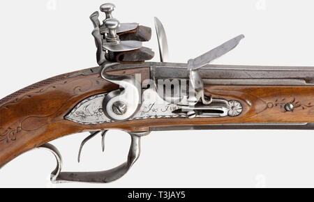 Un over-e-sotto flintlock pistola, Giuseppe Triebel in Ofen (Budapest), circa 1810. Canne sovrapposte con appartamenti di avvistamento e fori lisci in 14 mm di calibro. Il cilindro superiore ha un motivo floreale intarsiato in rame sulla culatta. Riconvertiti flintlocks con incise le piastre di bloccaggio, firmato "Jos. In Triebel Ofen'. Leggermente intagliato in noce con inciso mobili in ferro. Bacchetta di caricamento con punta di ferro inserito lungo il lato. Lunghezza 36,5 cm. storica, storica del XIX secolo, civile pistola, civile pistole, palmare, Gun, pistole, armi da fuoco, braccio di fuoco, armi da fuoco, il fuoco, Additional-Rights-Clearance-Info-Not-Available Foto Stock