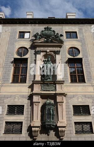 Madonna figura, Patrona Bavariae sulla facciata della Residenz di Monaco, Monaco di Baviera, Germania Foto Stock