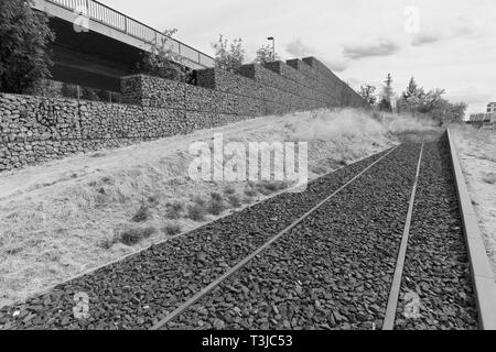 I binari ferroviari finisce nel vuoto, memoriale per i deportati ebrei, ex stazione merci Derendorf, Dusseldorf, Renania, Renania settentrionale-Vestfalia Foto Stock