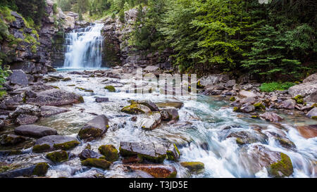 Cascate accanto ai percorsi di trekking nel Parco Nazionale di Ordesa y Monte Perdido. Foto Stock