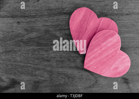 Coppia legno Cuori rosa amore sul tavolo di legno con spazio per il testo Foto Stock
