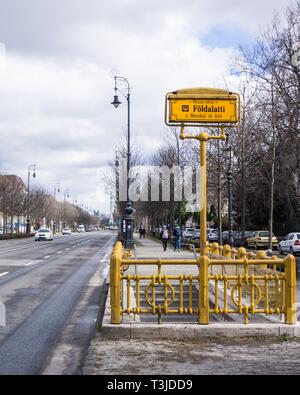 Il segno della fermata della metropolitana della linea di metro m1 a Budapest Foto Stock