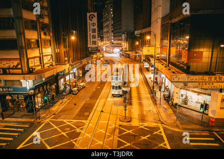 Strada di notte al distretto centrale della città di Hong Kong street view con uno stile tradizionale tram trasporti pubblici.,24 Novembre 2017, Hongkong. Foto Stock