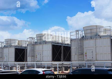 HVAC torre di raffreddamento sul tetto del parcheggio auto edificio. Foto Stock