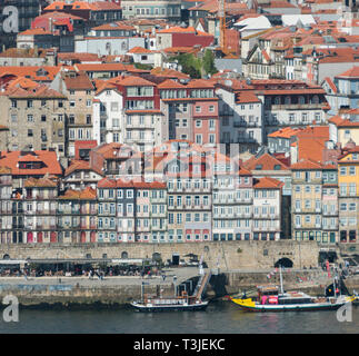 Vedute sul fiume Douro per la città di Porto da Vila Nova de Gaia, Portogallo. Foto Stock