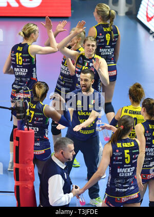 Istanbul, Turchia. 9 apr, 2019. Daniele Santarelli (C), allenatore di Conegliano, celebra con i giocatori dopo il secondo round della partita del 2019 CEV Volleyball Champions League semifinali tra Imoco Volley Conegliano di Italia e Fenerbahce Ufft Istanbul della Turchia a Istanbul, Turchia, Aprile 9, 2019. Conegliano ha vinto 3-0 e avanzate per le finali. Credito: Xu Suhui/Xinhua/Alamy Live News Foto Stock