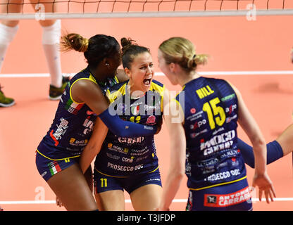 Istanbul, Turchia. 9 apr, 2019. I giocatori di Conegliano celebrare dopo il secondo round della partita del 2019 CEV Volleyball Champions League semifinali tra Imoco Volley Conegliano di Italia e Fenerbahce Ufft Istanbul della Turchia a Istanbul, Turchia, Aprile 9, 2019. Conegliano ha vinto 3-0 e avanzate per le finali. Credito: Xu Suhui/Xinhua/Alamy Live News Foto Stock