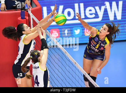 Istanbul, Turchia. 9 apr, 2019. Robin de Kruijf (R) di Conegliano colpisce la sfera durante il secondo round della partita del 2019 CEV Volleyball Champions League semifinali tra Imoco Volley Conegliano di Italia e Fenerbahce Ufft Istanbul della Turchia a Istanbul, Turchia, Aprile 9, 2019. Conegliano ha vinto 3-0 e avanzate per le finali. Credito: Xu Suhui/Xinhua/Alamy Live News Foto Stock