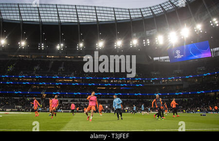 Londra, Regno Unito. 09Apr, 2019. Città uomo giocatori warm up pre corrispondere durante la UEFA Champions League prima gamba match tra Tottenham Hotspur e il Manchester City a Tottenham Hotspur Stadium, Londra, Inghilterra il 9 aprile 2019. Foto di Andy Rowland. Credito: prime immagini multimediali/Alamy Live News Foto Stock