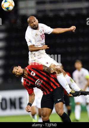 Doha in Qatar. 9 apr, 2019. Ahmed Ali (superiore) di Al Wahda FSCC vies con Gelmin Rivas di Al Rayyan SC durante l'AFC CHAMPIONS LEAGUE ASIATICA GRUPPO B match tra Qatar Al Rayyan SC e negli EMIRATI ARABI UNITI Al Wahda FSCC a Jassim Bin Hamad Stadium a Doha, capitale del Qatar, Aprile 9, 2019. Al Wahda ha vinto 2-1. Credito: Nikku/Xinhua/Alamy Live News Foto Stock