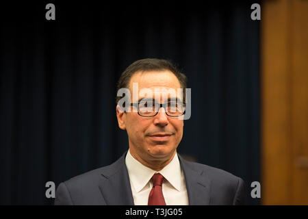 Washington, Stati Uniti d'America. 09Apr, 2019. Stati Uniti Segretario del Tesoro Steven T. Mnuchin arriva a dare testimonianza davanti a noi la casa Comitato per i servizi finanziari al Campidoglio di Washington il 9 aprile 2019. Credito: Stefani Reynolds/CNP | Utilizzo di credito in tutto il mondo: dpa/Alamy Live News Foto Stock