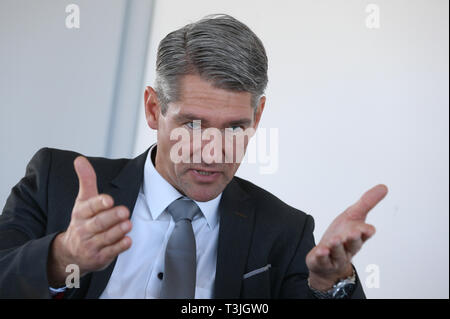 18 dicembre 2018, Germania (tedesco), München: Joachim Huber, capo dipartimento 43 per la protezione personale presso il governo bavarese di Polizia Criminale, gesti durante una conversazione.(DPA-storia: Protezione Personale) Foto: Karl-Josef Hildenbrand/dpa Foto Stock