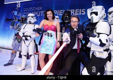 Berlino, Germania. 09Apr, 2019. Andreas Scheuer (r, CSU), Ministro federale dei trasporti, stand con una spada laser accanto a Dorothee Bär (CSU), il ministro di Stato per la digitalizzazione, tra tempesta truppe dal film di Star Wars al computer tedesca premio gioco nel Admiralspalast. Credito: Gerald Matzka/dpa-Zentralbild/dpa/Alamy Live News Foto Stock