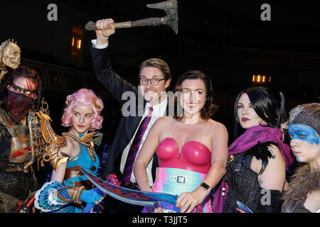 Berlino, Germania. 09Apr, 2019. Andreas Scheuer (centrale l, CSU), Ministro federale dei trasporti, sorge accanto a Dorothee Bär (CSU), il ministro di Stato per la digitalizzazione, tra la gente in costume al computer tedesca premio gioco nel Admiralspalast. Credito: Gerald Matzka/dpa-Zentralbild/dpa/Alamy Live News Foto Stock