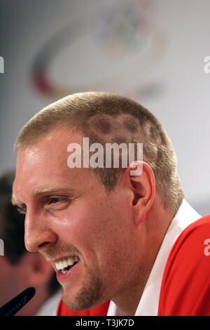 Pechino, Cina. Il 6 agosto 2008. Il tedesco giocatore di basket Dirk Nowitzki Sorrisi durante una conferenza stampa presso il team tedesco casa in Kempinski Hotel a Pechino in Cina, 06 agosto 2008. Egli sarà il tedesco portabandiera durante le Olimpiadi cerimonia di apertura di venerdì. Credito: Jens Büttner dpa (c) dpa - Bildfunk | in tutto il mondo di utilizzo/dpa/Alamy Live News Foto Stock