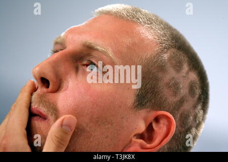 Pechino, Cina. Il 6 agosto 2008. Il tedesco giocatore di basket Dirk Nowitzki gesti durante una conferenza stampa presso il team tedesco casa in Kempinski Hotel a Pechino in Cina, 06 agosto 2008. Egli sarà il tedesco portabandiera durante le Olimpiadi cerimonia di apertura di venerdì. Credito: Jens Büttner dpa (c) dpa - Bildfunk | in tutto il mondo di utilizzo/dpa/Alamy Live News Foto Stock