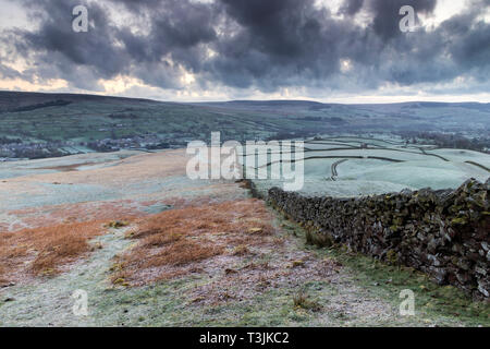 Teesdale, County Durham Regno Unito. Mercoledì 10 Aprile. Regno Unito Meteo. Era una fredda e il pupazzo di neve per iniziare la giornata in Teesdale e come il sole cominciò a salire spettacolari raggi crepuscolari ha cominciato a rastrello attraverso il paesaggio. Credito: David Forster/Alamy Live News Foto Stock